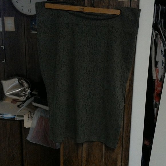 NWOT LuLaroe women's size 16 knee length, pencil skirt - Picture 3 of 5